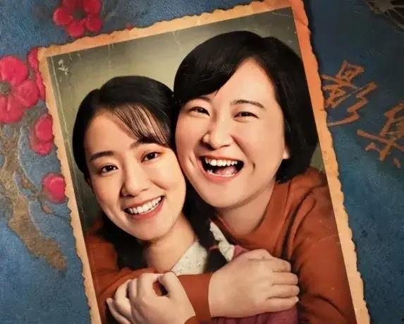 娱乐圈吃瓜爆料模板女主,当红小花旦被曝与神秘富商恋情，背后真相令人震惊！  第2张