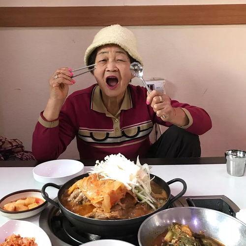 爆料婆婆做饭不香了视频,视频曝光家庭温馨瞬间